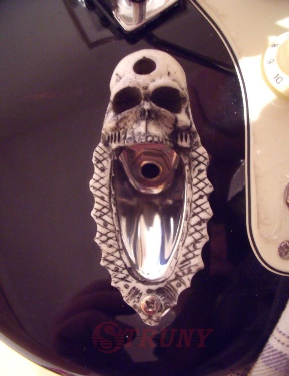 Накладка для разъема типа лодочка Stratocaster (Skull)